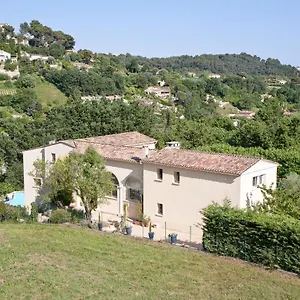 Le Mas Des Amandiers Homestay